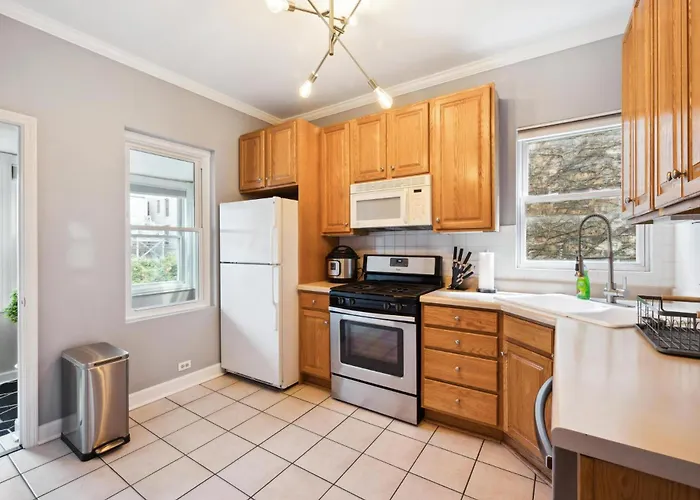 Wrigley 2br, 1ba With Free Parking Chicago