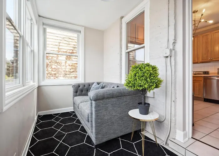 Wrigley 2br, 1ba With Free Parking Apartamento